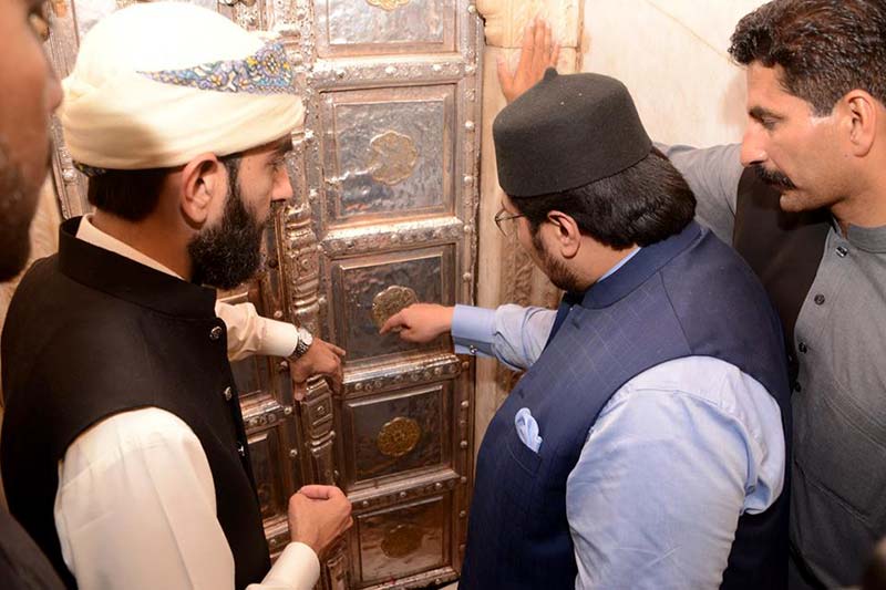 Dr Hussain Mohi-ud-Din Qadri visits shrine of Baba Farid-ud-Din Ganjshakar