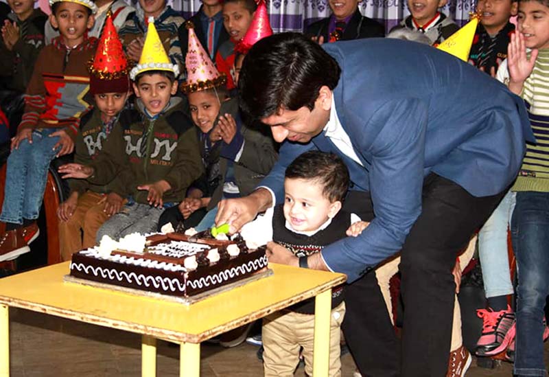 Anchorperson Ali Mumtaz celebrates the birthday of his son in Aghosh