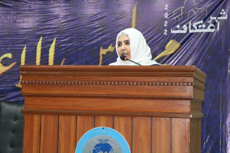 Dr Ghazala Qadri holds a session with mutakif teams