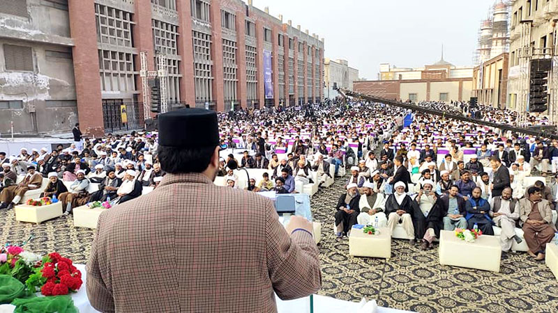 Dr Hussain Mohi-ud-Din Qadri addressing religious gathering at Jamia Urwa-tul-Wusqa