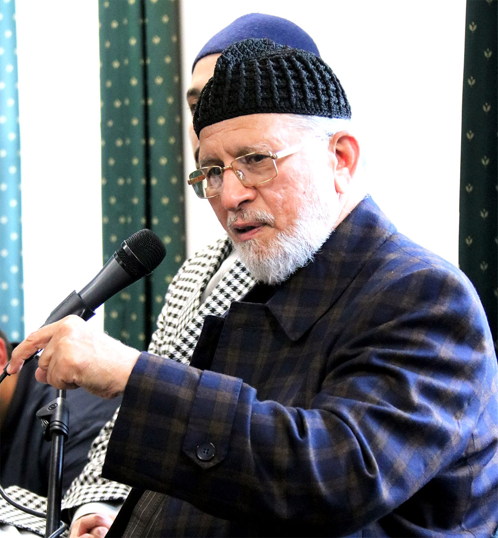 Dr Tahir-ul-Qadri delivers a talk at youth camp