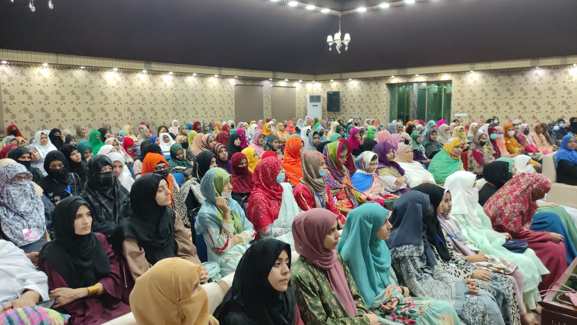 Dr Ghazala Qadri holds a session with female residents of Itikaf City - 4