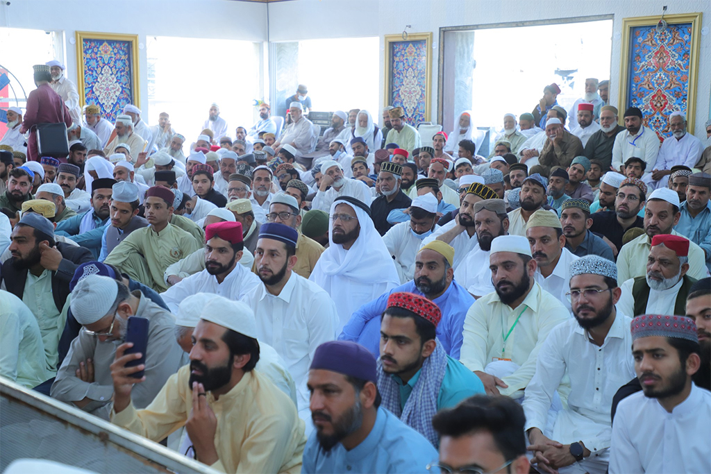 Dr Hussain Qadri addressing Jummah in Itikaf City