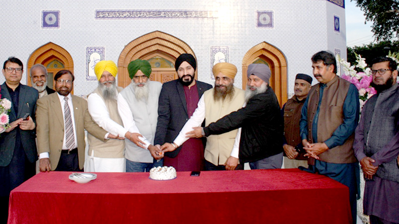 Sikh community cut the birthday cake of Dr Tahir-ul-Qadri