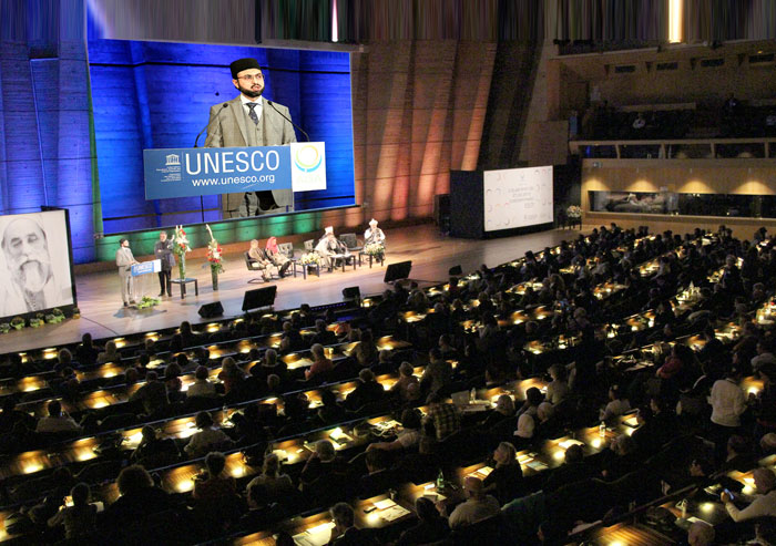 Dr Hassan Mohi-ud-Din Qadri addressing the UNESCO Conference in Paris France