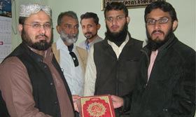 تحریک منہاج القرآن کراچی کی طرف سے اظہر سعید کو عرفان القرآن کا تحفہ