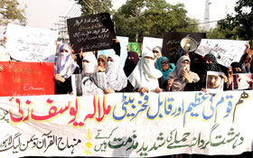 لاہور : ملالہ یوسف زئی پر قاتلانہ حملے کے خلاف منہاج القرآن ویمن لیگ کا احتجاجی مظاہرہ
