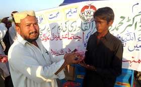 کھپرو (سندھ): منہاج ویلفیئر فاؤنڈیشن کے تحت مستحق لوگوں میں قربانی کے گوشت کی تقسیم
