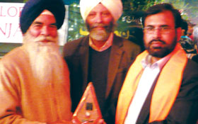 لاہور : سکھ یاتریوں کی طرف سے سہیل احمد رضا کو گرونانک پیس ایوارڈ 2012
