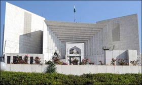 الیکشن کمیشن کی آئینی تقاضوں کے مطابق تشکیل نو کیلئے آئین پاکستان دہری شہریت کے باوجود بحیثیت ووٹر درخواست کا اختیار دیتا ہے۔ ڈاکٹر قادری