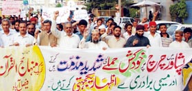 فیصل آباد: پشاور میں خودکش حملوں کے خلاف پاکستان عوامی تحریک کا احتجاجی مظاہرہ