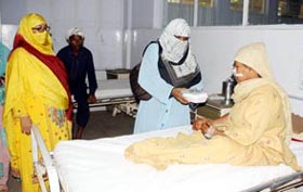 فیصل آباد: منہاج القرآن ویمن لیگ کے زیراہتمام عید الاضحی کے موقع پر مریضوں میں کھانے کی تقسیم