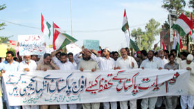 چنیوٹ: افواج پاکستان سے اظہار یکجہتی کے لیے پاکستان عوامی تحریک کا مظاہرہ