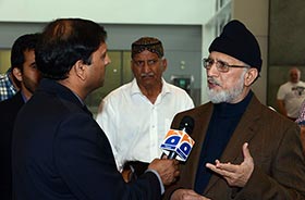 Dr Tahir-ul-Qadri talks to media before departure for Pakistan from Canada
