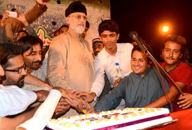 Dr Tahir-ul-Qadri cuts foundation-day cake of MSM