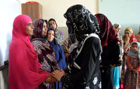 شہر اعتکاف 2015: محترمہ غزالہ حسن قادری کا خواتین اعتکاف گاہ کا دورہ