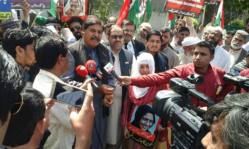 پاکستان عوامی تحریک کے چیف آرگنائزر میجر سعید راجپوت کی انسداد دہشتگردی کی عدالت کے باہر احتجاجی مظاہرہ میں میڈیا سے گفتگو
