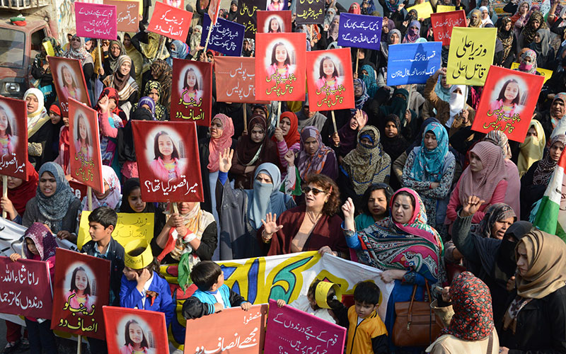 ویمن لیگ کی طرف سے لاہور پریس کلب کے باہر زینب کے قاتل کی گرفتاری کیلئے احتجاجی مظاہرہ