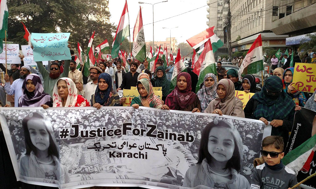 کراچی: پاکستان عوامی تحریک کا کراچی پریس کلب کے باہر ’’جسٹس فار زینب‘‘ کے لیے احتجاجی مظاہرہ