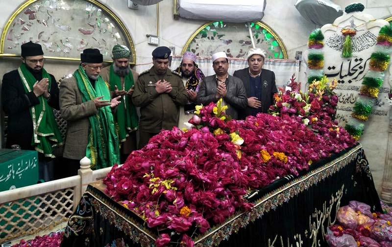 Dr Tahir-ul-Qadri pays his respects at shrines of Data Ganj Bakhsh & Sayyiduna Tahir Allauddin Al-Qadri Al-Gillani (R.A)