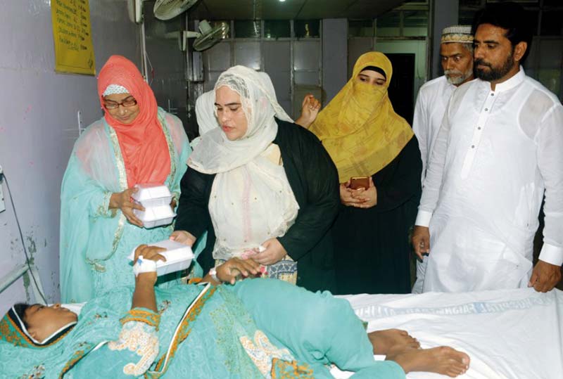 منہاج ویمن لیگ فیصل آباد کے زیراہتمام عید الاضحیٰ کے موقع پر مریضوں میں کھانے کی تقسیم