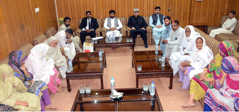 اسیران کے اہل خانہ کی منہاج القرآن سیکرٹریٹ میں مرکزی رہنماؤں سے ملاقات
