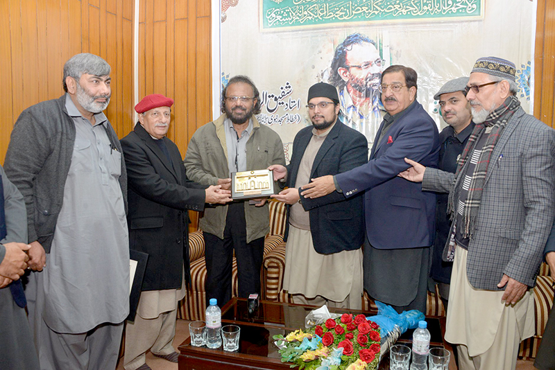 Calligrapher of Prophet's Mosque Shafique-uz-Zaman visits MQI secretariat