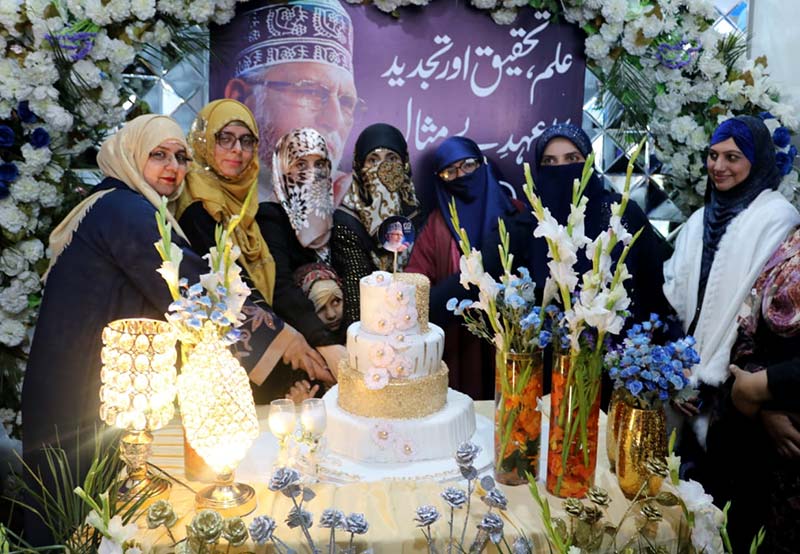 قائد ڈے پر منہاج القرآن ویمن لیگ کی کیک کٹنگ تقریب