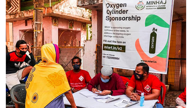 انڈیا: منہاج انٹرفیتھ اینڈ ویلفیئر فاؤنڈیشن کے زیراہتمام کورونا وائرس کے مریضوں کو آکسیجن  سلنڈرز کی فراہمی
