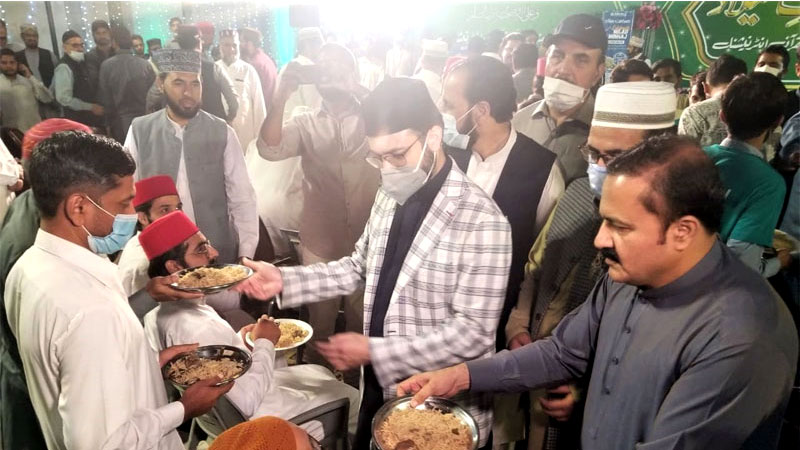 Milad feast: Dr Hassan Mohi-ud-Din Qadri distributes food among participants
