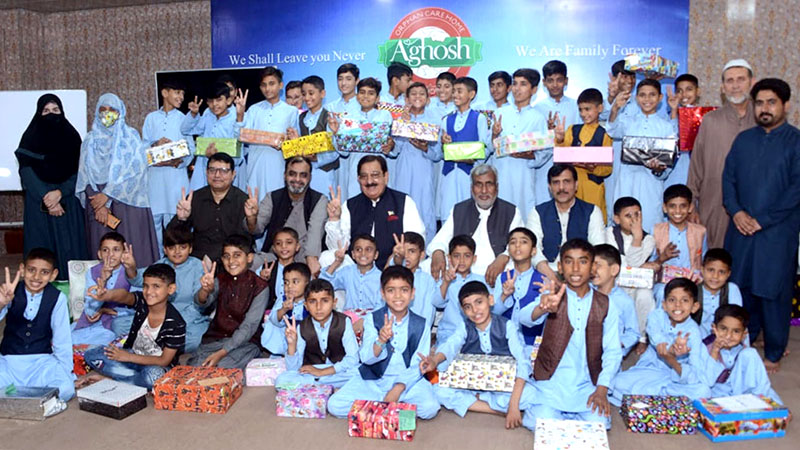 آغوش آرفن کیئر ہوم کے زیرتعلیم بچوں میں عیدی تحائف تقسیم کرنے کی تقریب