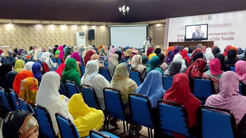 Dr Ghazala Qadri holds a session with female residents of Itikaf City | Lahore Zone
